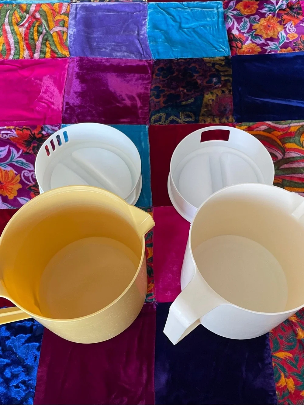 Vintage Rubbermaid 1 1/2 quart plastic lid pitchers! Stumpy 🙃 Yellow cream white
